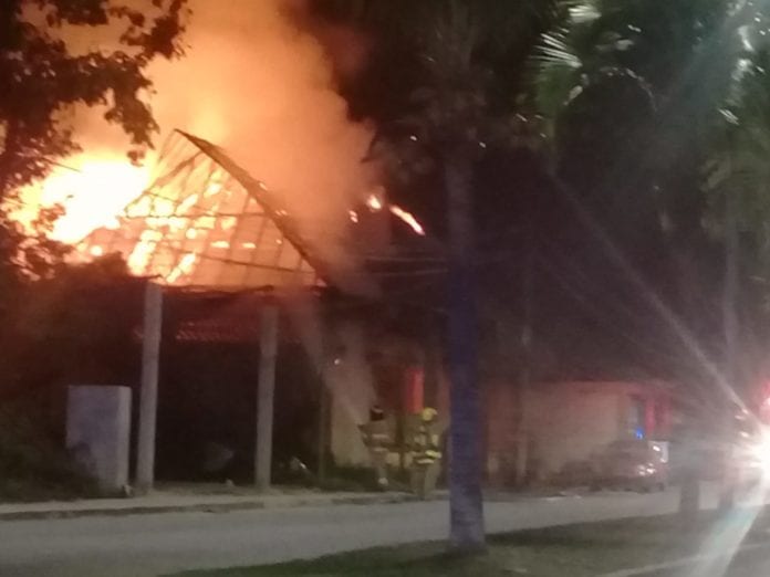 La palapa del restaurante “Tatich” se quemó parcialmente esta madrugada por motivos desconocidos. Bomberos lograron sofocar las fuertes llamas, utilizando 35 mil litros de agua.