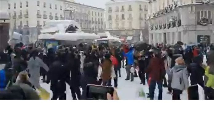 Gracias a un video donde aparecen madrileños cantando bajo la nieve una canción de Paulina Rubio, la 