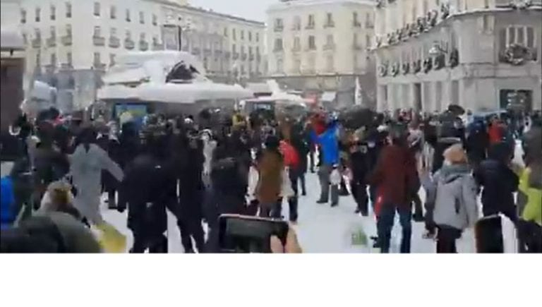 ¡Tómela Thalía! Madrileños cantan canción de Paulina Rubio en la nieve y la convierten en tendencia