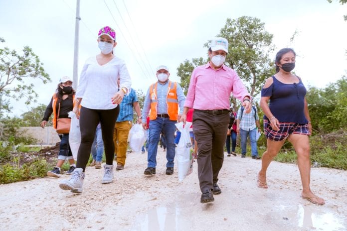 El Sistema para el Desarrollo Integral de la Familia (DIF) Tulum, que preside la señora Celia Mas, tuvo una significativa labor para las familias tulumnenses durante la pandemia, a través de la ayuda alimentaria extraordinaria entregada casa por casa, coordinada por el área de Atención Ciudadana a cargo de la Lic. Gabriela Ortiz Martínez de Kores, realizada con todas las medidas de salubridad, mediante las brigadas compuestas por personal de esa institución y del ayuntamiento del noveno municipio.