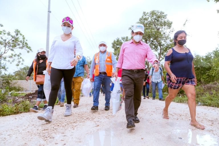 El Sistema para el Desarrollo Integral de la Familia (DIF) Tulum, que preside la señora Celia Mas, tuvo una significativa labor para las familias tulumnenses durante la pandemia, a través de la ayuda alimentaria extraordinaria entregada casa por casa, coordinada por el área de Atención Ciudadana a cargo de la Lic. Gabriela Ortiz Martínez de Kores, realizada con todas las medidas de salubridad, mediante las brigadas compuestas por personal de esa institución y del ayuntamiento del noveno municipio.