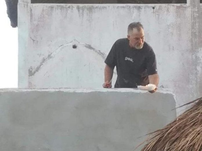 En redes sociales una ciudadana compartió videos que muestran a un extranjero presuntamente norteamericano ofendiendo y tratando de incendiar una palapa en construcción.