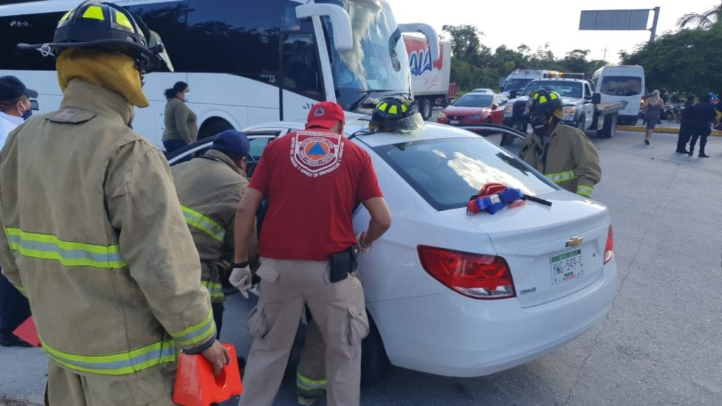 Se desconoce cómo ocurrieron los hechos, pero tanto la unidad de traslado como los dos autos particulares resultaron con graves daños materiales.