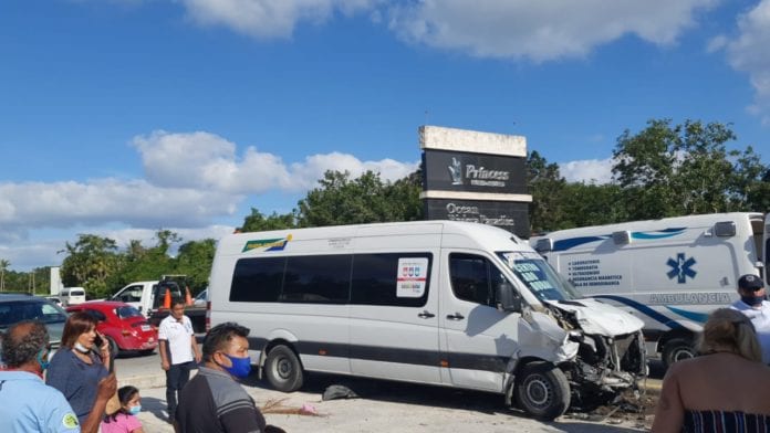Una van de transporte de pasajeros y dos vehículos más protagonizaron un accidente de tránsito esta tarde, sobre el bulevar principal, a la altura del hotel Princess.