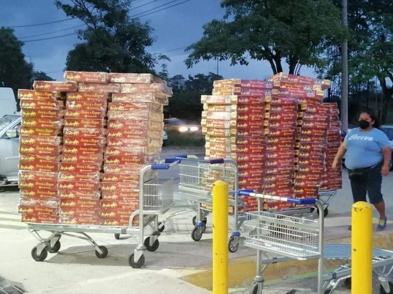 Mujer compra 300 roscas en supermercado para revender y la bautizan como ‘Lady Rosca’