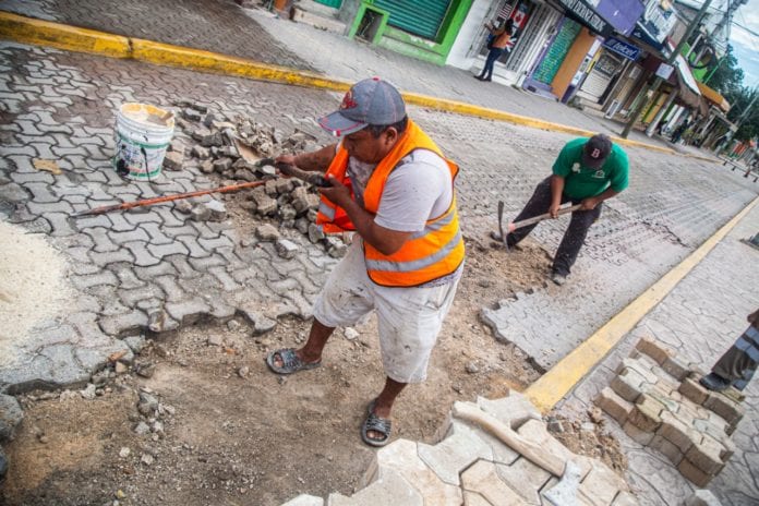 Con la finalidad de mejorar la imagen de Tulum, continúan los trabajos de reparación y mantenimiento de la principal avenida del municipio, trabajo que instruyó el presidente municipal, Víctor Mas Tah, y el cual forma parte de su compromiso hacia la población.