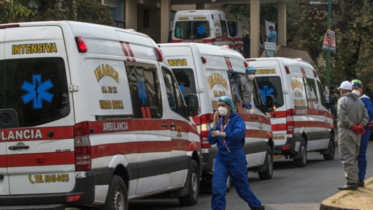 Por hospitales colpasados en CDMX, pacientes esperan muertes o altas para ser atendidos