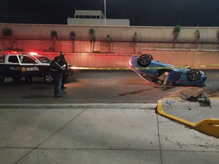 Por evitar un choque terminó volcado