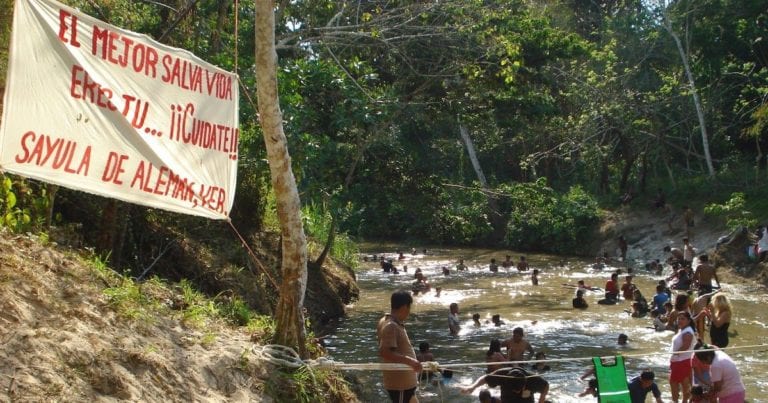 Captan a 3 hombres haciendo ‘el delicioso’ en un balneario, dejaron todos los ‘juguetes’