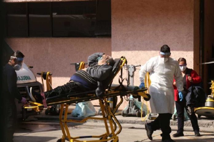 Es una tragedia familiar más causada por el Covid-19. Un hijo visitó a su mamá sin saber que estaba contagiado; la infectó y ella murió