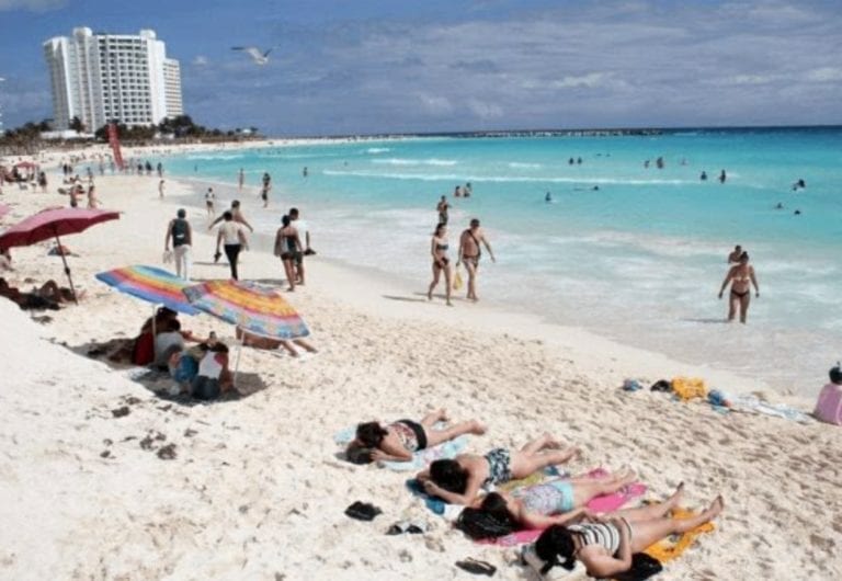 Familia vacaciona en Cancún, les vacían la casa en CDMX y les da Covid-19 