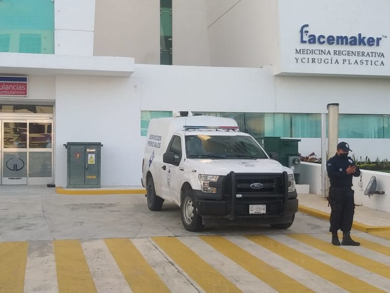 Un hombre fue atacado a balazos por pistoleros mientras transitaba en un automóvil en la avenida Cancún. Aunque fue trasladado a una clínica privada, allí perdió la vida, y ahora personal de la misma se niega a entregar sus restos a la Servicio Médico Forense, en tanto no sean cubiertos los 150 mil pesos que cobran por las atenciones brindadas.