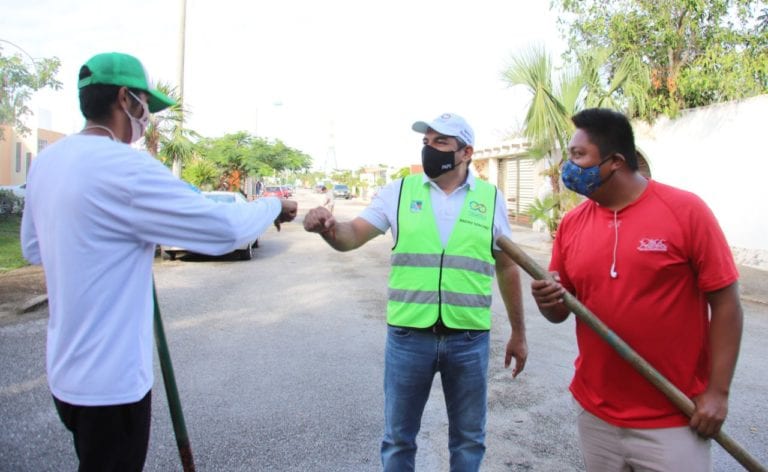 Luego del escándalo que provocó el subsecretario de prevención y promoción de la salud, Hugo López-Gatell, al ser captado disfrutando de las playas de Huatulco, Oaxaca, junto a su novia, este fin de semana, muchos se preguntaron ¿Quién es la mujer con la que el funcionario violó la sana distancia y medidas de sanidad?