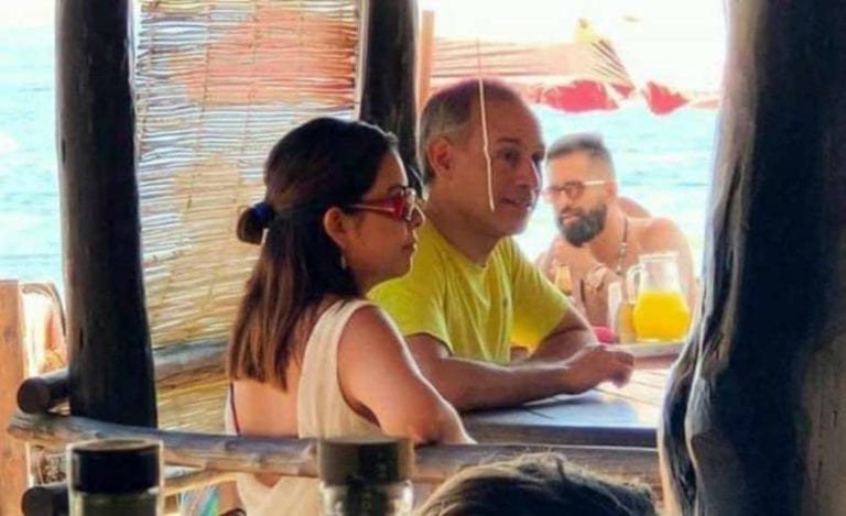 Luego del escándalo que provocó el subsecretario de prevención y promoción de la salud, Hugo López-Gatell, al ser captado disfrutando de las playas de Huatulco, Oaxaca, junto a su novia, este fin de semana, muchos se preguntaron ¿Quién es la mujer con la que el funcionario violó la sana distancia y medidas de sanidad?
