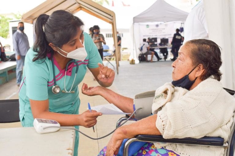 “Este es un año próspero para Chemuyil, de la mano con los ciudadanos seguimos invirtiendo en obra publica y servicios básicos", apuntó el presidente municipal de Tulum, Víctor Mas Tah, al encabezar junto con su esposa, Celia Mas, presidenta del DIF municipal, la caravana de servicios públicos municipales en la comunidad de Chemuyil, donde se destacaron las acciones de bacheo,  alumbrado público y sanitización que se han realizado en la localidad.