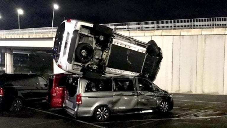 Exempleado de la compañía Mercedes destroza 69 autos con maquinaria pesada
