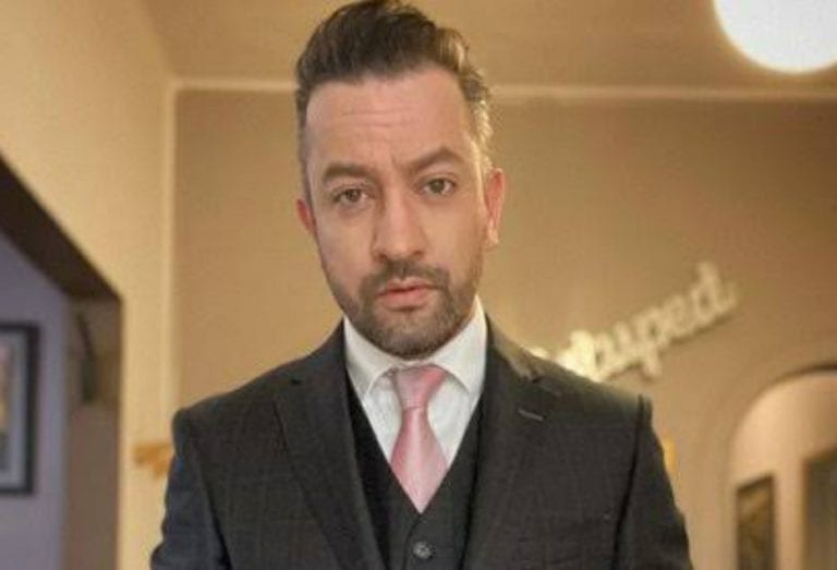 Responde Chumel Torres a críticas por lanzarse contra las vacaciones de Gatell