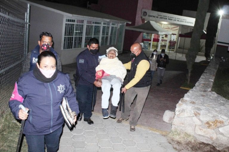 Sacan a abuela de 90 años a ‘tomar sol’ y la abandonan en una banqueta