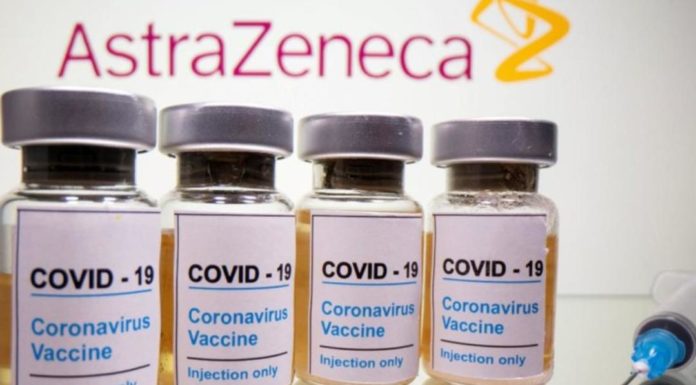 Familiares de una mujer que fue vacunada y posteriormente murió, ha presentado una demanda contra la empresa AstraZeneca