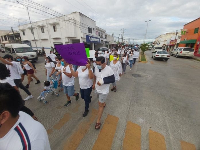 Un contingente de más de 200 personas marcharon por el centro de esta ciudad, vestidos de blanco, para exigir acción a la Fiscalía General del Estado, por la desaparición de Ileana Méndez Durán, ocurrida el pasado 17 de diciembre.