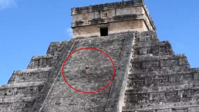 Una mujer fue captada mientras ascendía a la pirámide de Chichén Itzá a vaciar las cenizas de su difunto marido, como le habría prometido en vida.