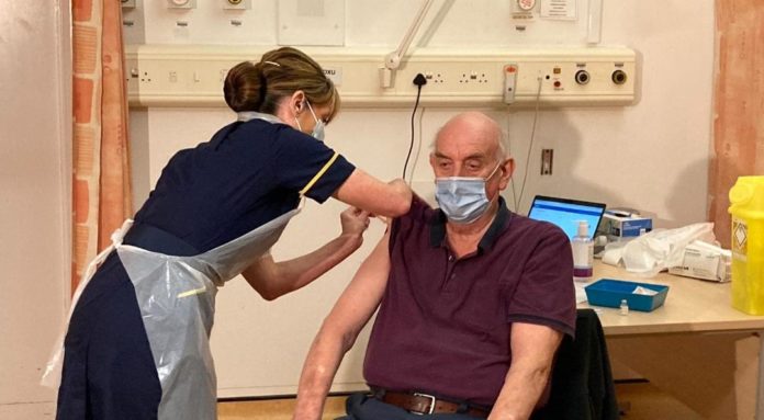 Conoce a la primera persona que ha sido vacunada contra el Covid-19 en Reino Unido con la dosis que ha desarrollado AstraZeneca