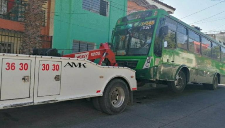 Retiran unidad y licencia a chofer que agredió con un extintor a automovilista