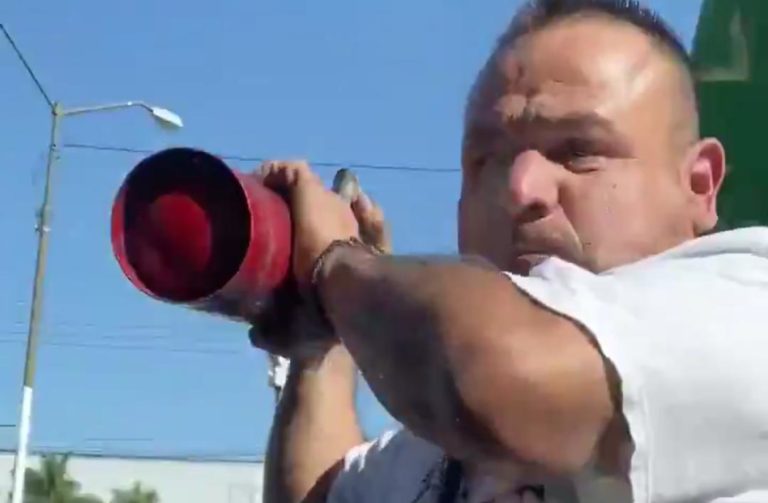 Un chofer tiró basura en la calle; alguien le llamó la atención, pero en lugar de recogerla destrozó un auto con un extintor