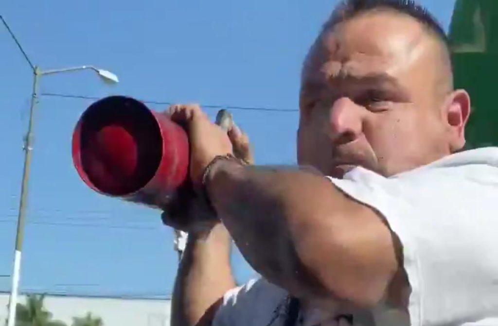 Video: Chofer destroza auto a conductor que le pidió no tirar basura