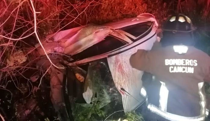 cae coche en manglar de zona hotelera