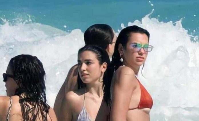Dua Lipa visitó las playas de Tulum este año nuevo; además causó polémica pues no uso cubrebocas ni guardó la sana distancia