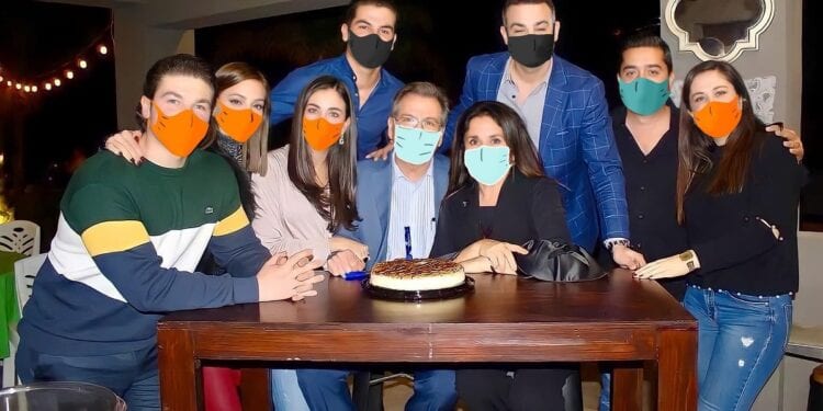 Tunden en redes a Samuel García por añadirse cubrebocas a él y a su familia con edición