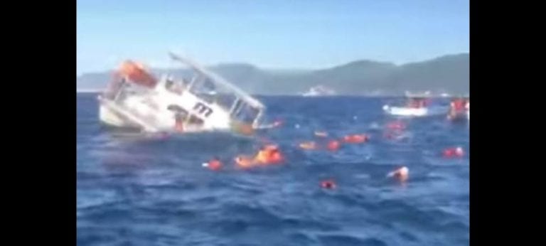 VIDEO: Se hunde embarcación en Puerto Vallarta con 60 turistas