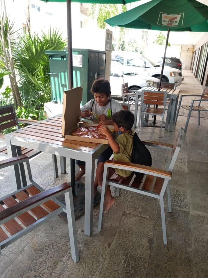 Video: Turistas compran zapatos y alimentos a niños que recogen latas en Playa del Carmen