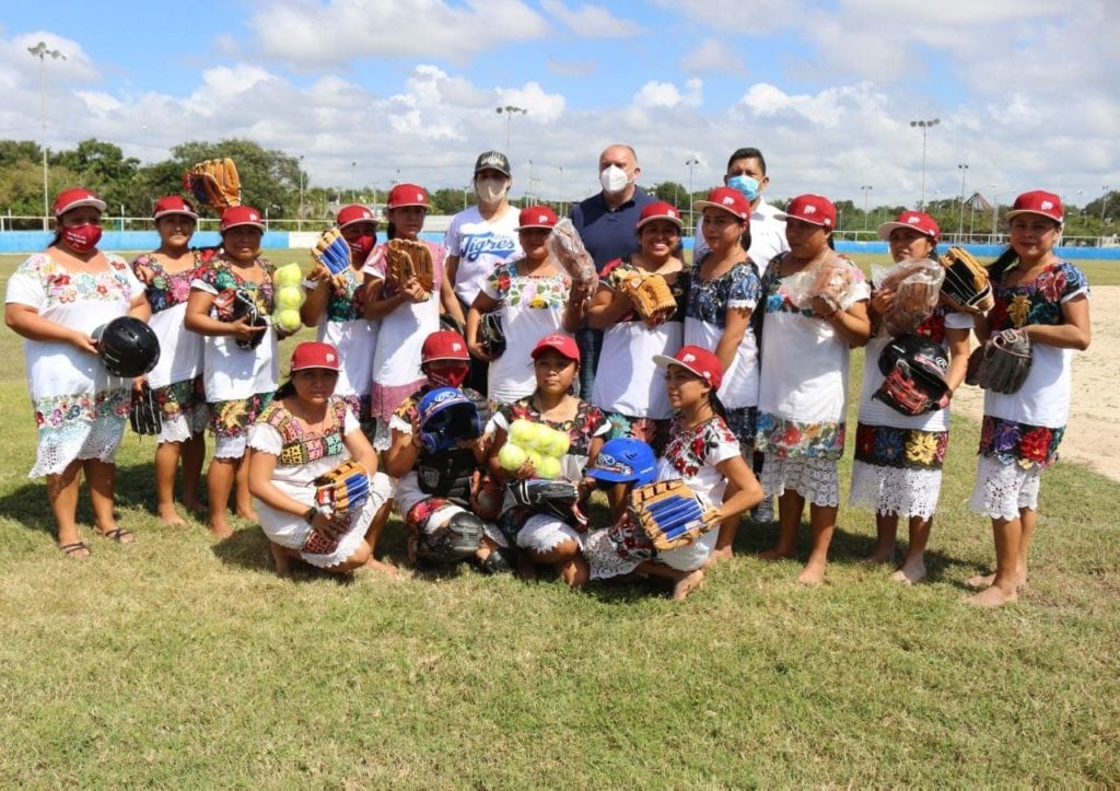 Ellas son apasionadas del softbol y son el orgullo de la Zona Maya de Tulum, un equipo único en el mundo, su nombre es Las Diablillas de Hondzonot.
