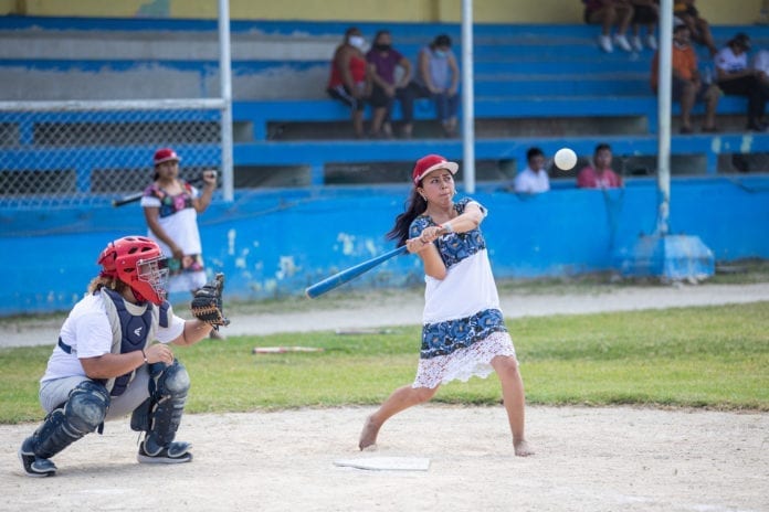 Estas extraordinarias mujeres juegan con su huipil y descalzas, porque sienten que esto les ayuda a correr más rápido y así alcanzar su meta.