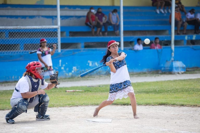 Estas extraordinarias mujeres juegan con su huipil y descalzas, porque sienten que esto les ayuda a correr más rápido y así alcanzar su meta.