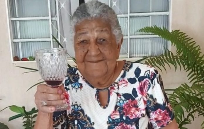 Mujer de 101 años busca empleo para ganar dinero y comprarse vino