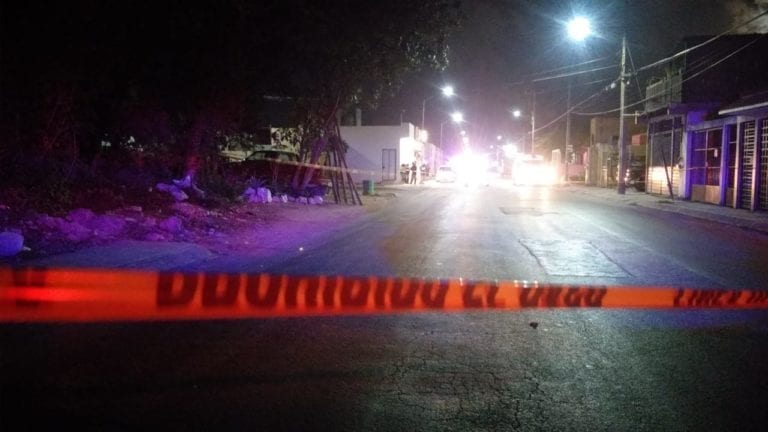Asesinan a taxista de Cancún, queda en el interior de su unidad
