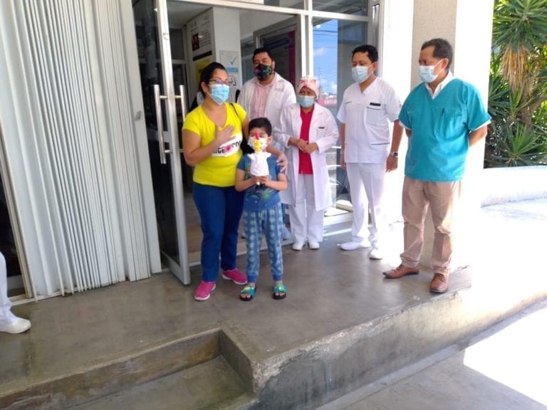 Con aplausos despiden a niño de seis años que venció al Covid-19 en clínica del Issste