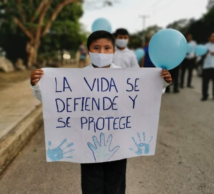 Niños y adultos de la comunidad maya se manifiestan a favor de la vida