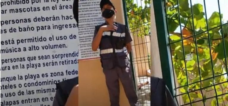 Video: Niegan acceso a cuidadanos en playa de Puerto Aventuras "por andar en vocho"