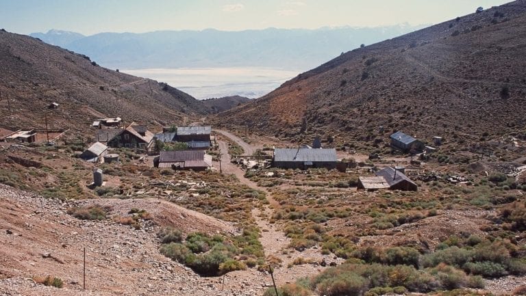 Un hombre compro un pueblo fantasma para reactivar el turismo y piensa morir ahí
