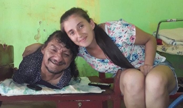 ¡El mejor papá del mundo! Hombre sin brazos ni piernas cría a sus hijas sin la madre