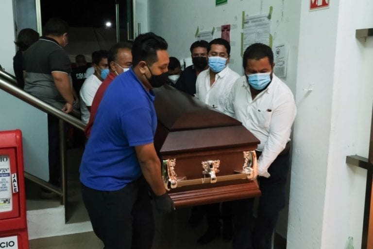 Reciben entre aplausos féretro de Nacho Sánchez en Puerto Morelos