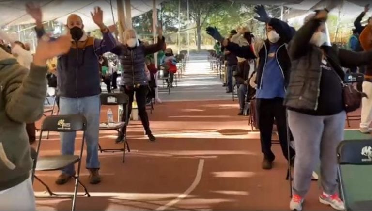 VIDEO: Ponen a bailar a viejitos que esperan vacuna contra Covid-19 en CDMX
