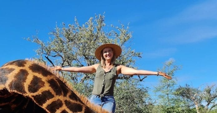 Indignación ha causado en redes sociales una cazadora que posa al lado de una jirafa muerta; incluso presume el corazón del animal