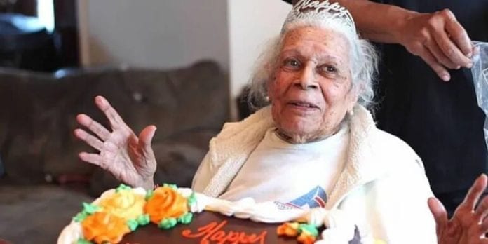 Abuelita de 105 años supera el Covid-19 y agradece a la ginebra