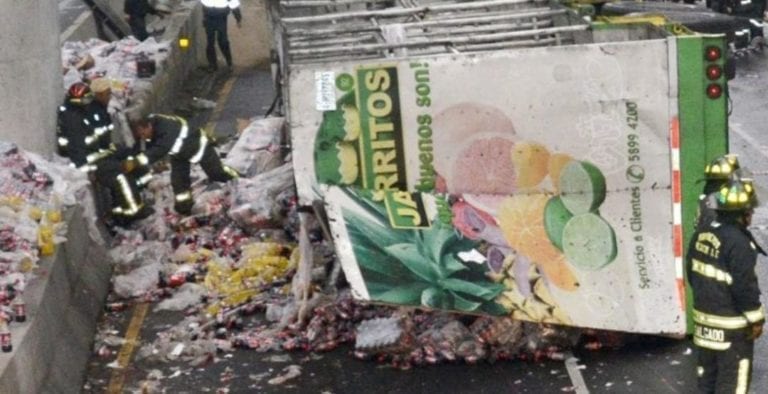 El chofer de un camión refresquero chocó contra otro vehículo por imprudente; a causa del impacto murieron un padre y sus hijos