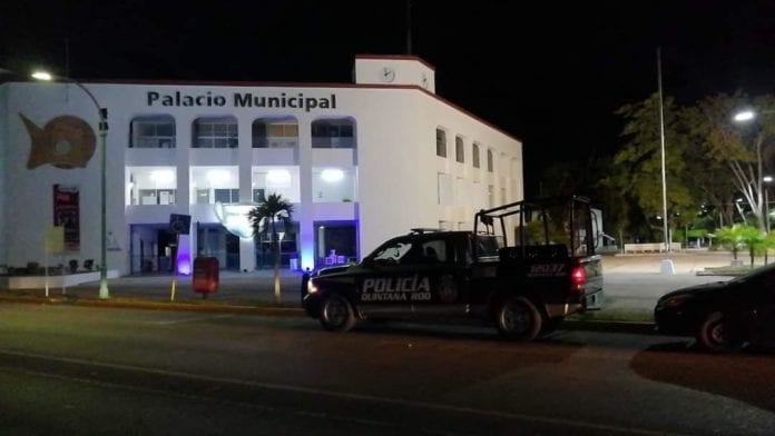 Atan y roban su arma a policía en el Palacio Municipal de Chetumal